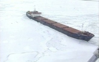 Tàu mắc kẹt trong biển băng Azov