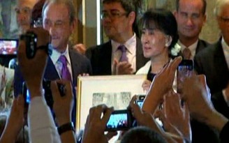 Bà Suu Kyi trở thành công dân danh dự của Paris