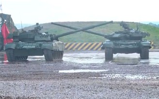 Xem xe tăng và thiết giáp Nga biểu diễn