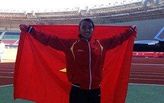 Phạm Thị Bình trả lời phỏng vấn khi giành huy chương vàng marathon nữ