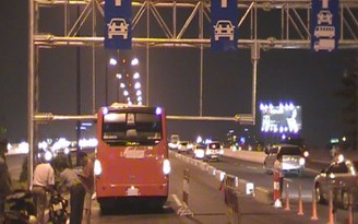 Đi sai làn đường, xe khách bị cắt nát phần nóc