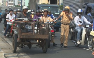 Xử phạt hàng loạt xe ba bánh đi vào đường cấm