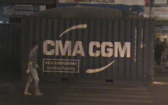 Xe container lật giữa đường