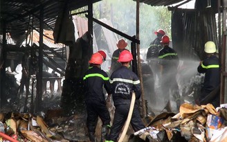 Hai căn nhà phát hỏa sau tiếng nổ lớn