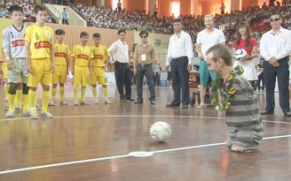 Nick Vujicic đá bóng cùng trẻ em có hoàn cảnh đặc biệt
