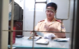 "Bán" giấy phép xe vào đường cấm