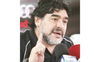 Maradona lại gây hấn với Pele Maradona lại gây hấn với Pele