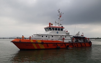 3 ngư dân được cứu sống nhờ điện thoại không bị chìm theo ghe