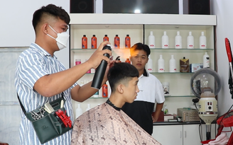 Tiệm cắt tóc bằng lửa tại TP.HCM khiến khách vừa sợ hãi vừa thích thú