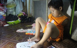 'Chim cánh cụt' 6 tuổi chưa đến trường, phải rong ruổi cùng nội ở Sài Gòn