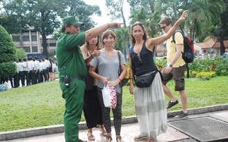 Buồn vui thanh niên áo xanh 'chỉ đường' du khách ở trung tâm Sài Gòn