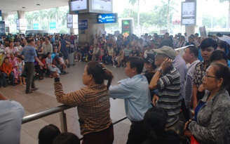 Sân bay Tân Sơn Nhất, bến xe, ga Sài Gòn người về quê ăn tết đông nghẹt