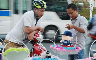 'Cung đường tình yêu' Sài Gòn ngập quà Valentine và những trái tim rộn rã
