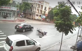 [VIDEO] Cửa ô tô bật ra bất ngờ, người đàn ông va trúng ngã sấp mặt