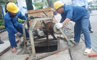 Đường Nguyễn Hữu Cảnh ngập dù có 'siêu máy bơm': Thấy chất 'lạ' gặp nước đông lại
