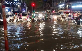 Ngập nặng ngay trung tâm TP.HCM tối đầu tuần do triều cường kèm mưa lớn