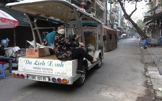 Cụ bà U80 Hà Nội cưỡi xe điện tiếp tế trong khu phố cách ly