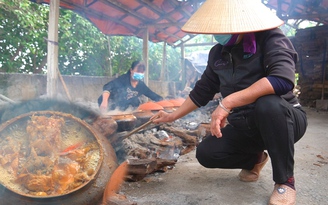 Làng Vũ Đại đỏ lửa kho cá tiền triệu ngày giáp tết