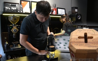 Quán cà phê lạ ở Hà Nội: chỉ 8 ghế, khách tự trả tiền theo tâm trạng