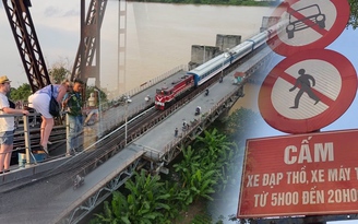 Biển cấm người đi bộ, lên cầu chụp ảnh bị “vô hình” trên cầu Long Biên