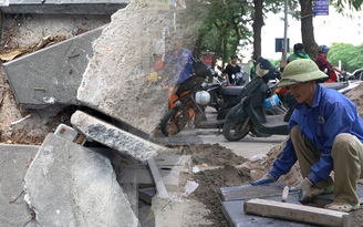 Đá vỉa hè xuống cấp nhanh, người dân Hà Nội bức xúc ‘mới vài năm đã hỏng’