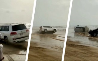 Trổ tài ‘drift’ trên bãi biển, tài xế khiến chiếc Toyota Land Cruiser lật nhào