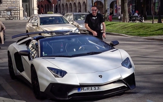 Sao bóng đá Franck Ribery lái Lamborghini Aventador SV Roadster dạo phố
