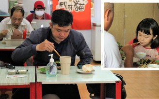 Ngày đầu bán tại chỗ, quán ăn Sài Gòn liên tục ‘cháy’ bàn