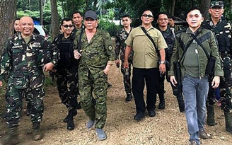 Tổng thống Duterte đeo súng đến thăm binh lính gần Marawi