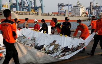 Phát hiện càng đáp, một phần thân máy bay Indonesia rơi xuống biển