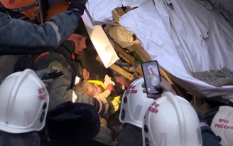 Em bé 11 tháng tuổi sống sót bên dưới đống đổ nát sau vụ nổ ở Nga