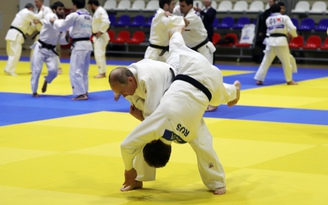 Tổng thống Putin bị thương khi tập judo với nhà vô địch Olympic