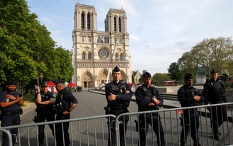 Pháp cấm người biểu tình Áo phản quang vàng đến gần nhà thờ Đức Bà Paris