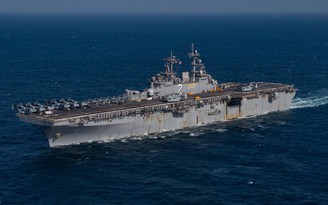 Trực thăng Iran lượn vòng tàu chiến Mỹ ở khoảng cách 23 m
