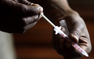 Lây nhiễm HIV cho người khác có bị phạt tù?