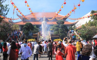 Mùng 1 Tết, đông nghẹt người Sài Gòn đến chùa thắp hương: ‘Chỉ cầu bình an!’