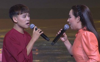 Clip cảm động Phi Nhung - Hồ Văn Cường hát 'Đêm mưa nhớ mẹ' được chia sẻ rầm rộ