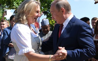 Ngoại trưởng Áo khiêu vũ cùng Tổng thống Putin, muốn làm cầu nối Nga - phương Tây