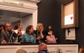Tranh Banksy vừa bán được 1,4 triệu USD bỗng ... tự hủy