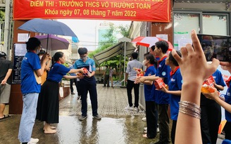 TP.HCM: Phụ huynh “đội mưa” hàng giờ chờ đón con thi tốt nghiệp THPT