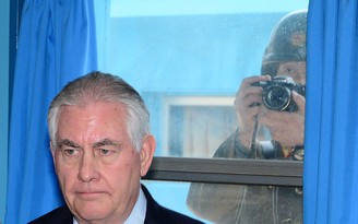 Ngoại trưởng Mỹ bị lính Triều Tiên chụp lén