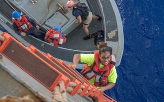 2 thủy thủ, 2 con chó được cứu sống sau 5 tháng lưu lạc trên biển