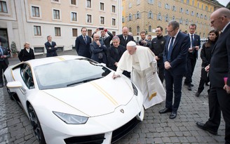 Giáo hoàng Francis bán siêu xe Lamborghini để làm từ thiện