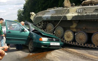 Xe thiết giáp Belarus mất lái, đè ô tô giữa đường