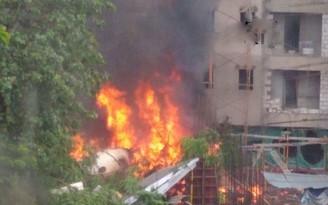 Máy bay rơi xuống khu vực đông dân ở Mumbai, 5 người thiệt mạng