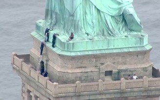 Sơ tán du khách vì có người leo lên tượng Nữ thần Tự do