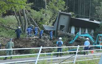 Động đất chôn vùi nhiều nhà cửa ở Nhật