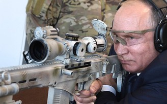 Tổng thống Nga Putin trổ tài thiện xạ với súng bắn tỉa Kalashnikov
