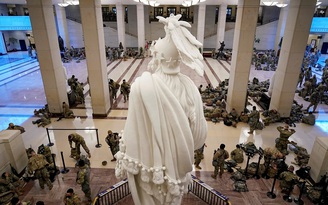 Choáng cảnh tòa nhà quốc hội Mỹ trở thành ‘căn cứ quân sự’