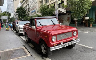 'Chạm mặt' xe hiếm International Scout 800 cổ điển trên đường phố Sài Gòn